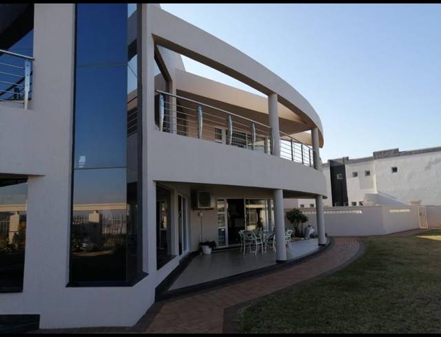 5 BEDROOM HOUSE FOR SALE IN OSLO BEACH